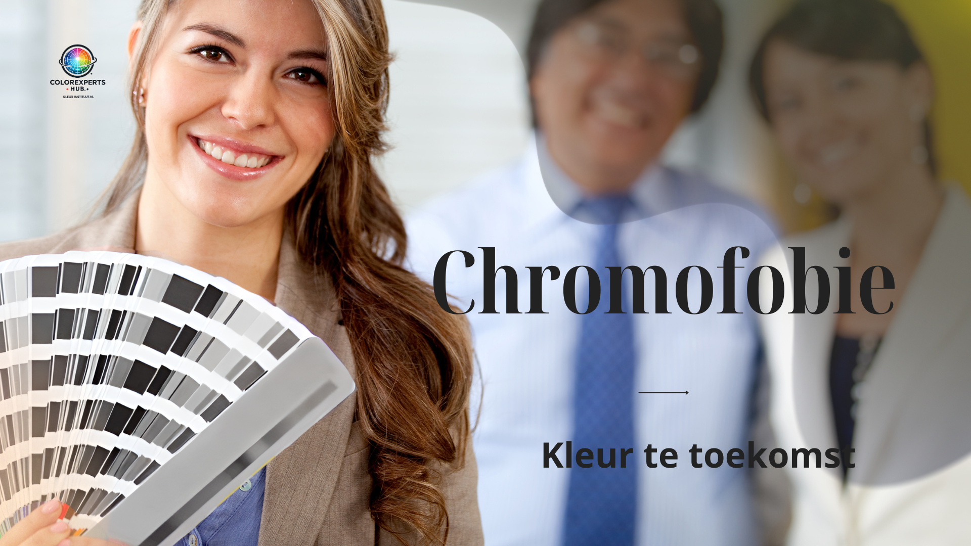 Ontwerper in zwart-wit atelier kijkt naar kleurrijke stalenwand – metafoor voor chromofobie