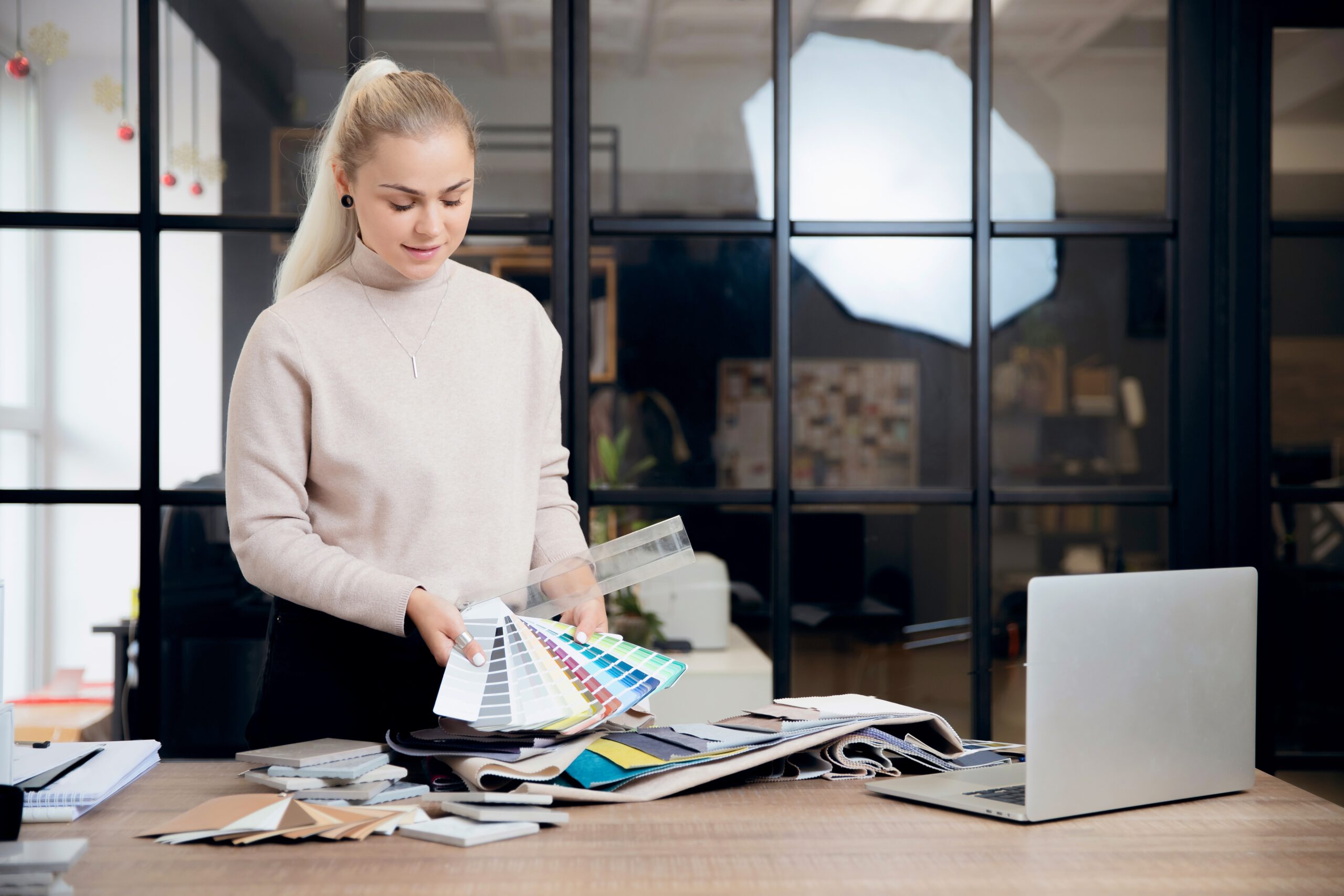 Kleurexpert beoordeelt kleurstalen onder gecontroleerd licht in een studio